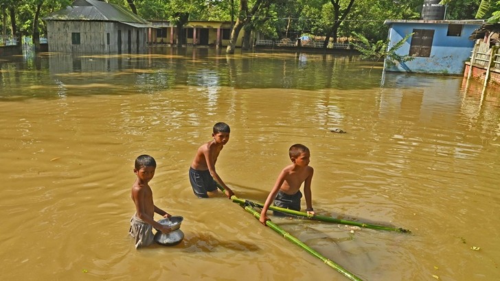 টানা বর্ষণ ও ভারত থেকে আসা ঢলে আকস্মিক বন্যায় জনজীবন বিপন্ন লাকসাম-মনোহরগঞ্জে